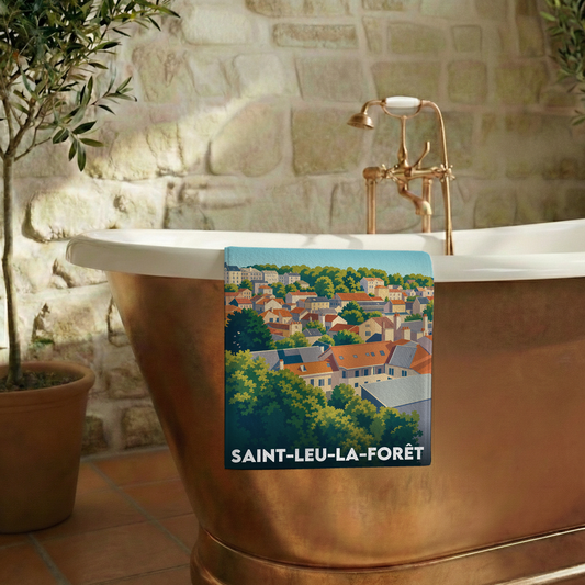 Serviette de bain souvenir de la ville de Saint-Leu-la-Forêt avec une illustration stylisée.