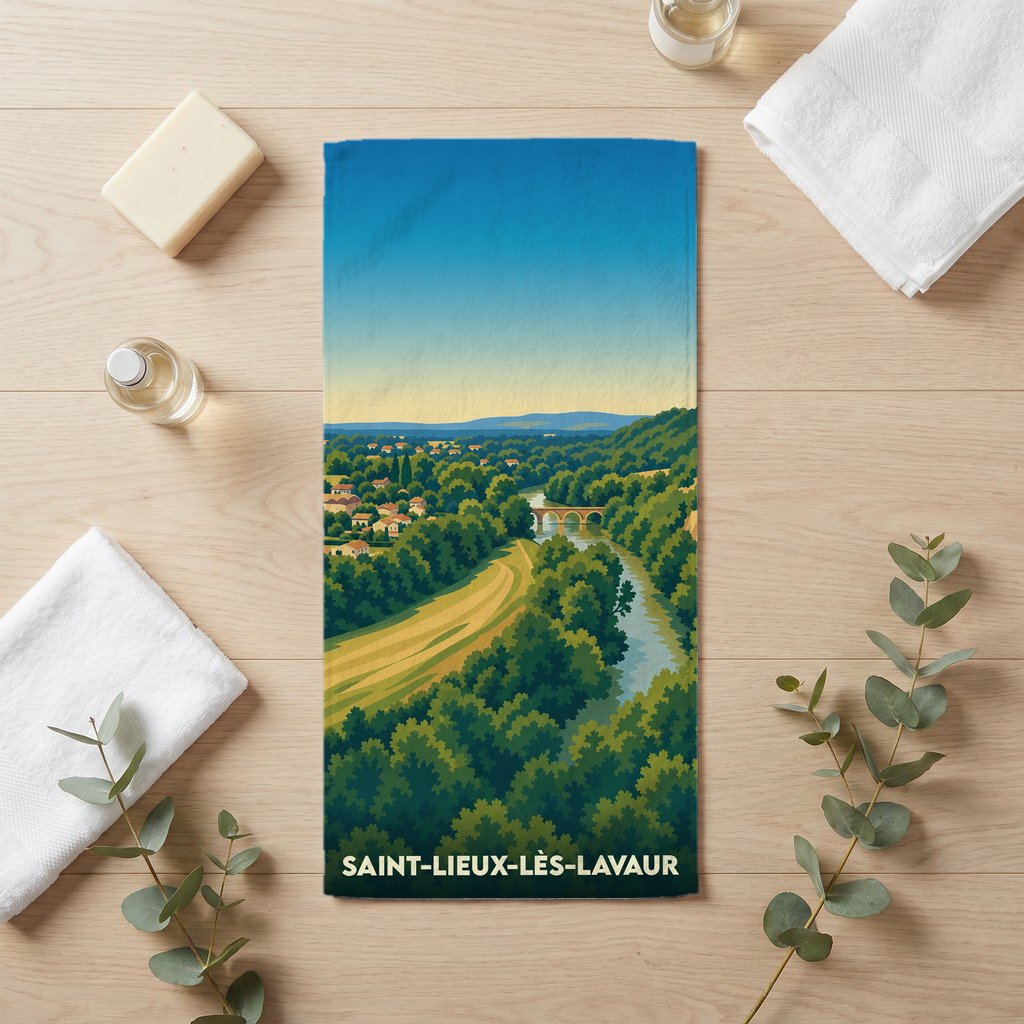 Serviette de bain souvenir de la ville de Saint-Lieux-lès-Lavaur avec une illustration stylisée de son paysage.