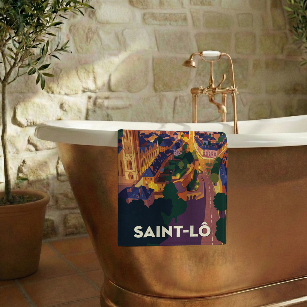 Serviette de bain souvenir de la ville de Saint-Lô avec une illustration stylisée.