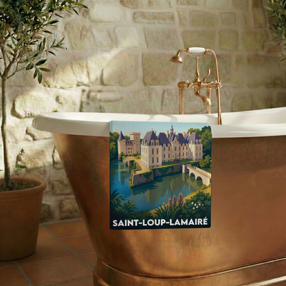 Serviette de bain souvenir de la ville de Saint-Loup-Lamairé avec une illustration stylisée.