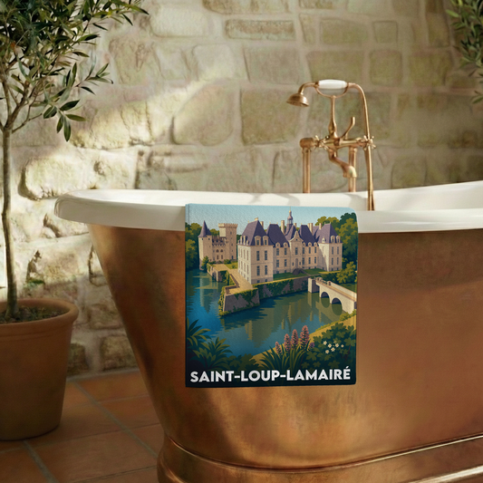 Serviette de bain souvenir de la ville de Saint-Loup-Lamairé avec une illustration stylisée.