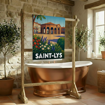Serviette de bain souvenir de la ville de Saint-Lys illustrée par un dessin stylisé de sa halle et de parterres fleuris.