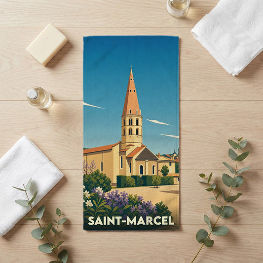 Serviette de bain souvenir de la ville de Saint-Marcel avec une illustration stylisée de son église.