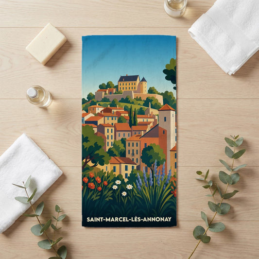Serviette de bain souvenir de la ville de Saint-Marcel-lès-Annonay avec une illustration de paysage urbain coloré.