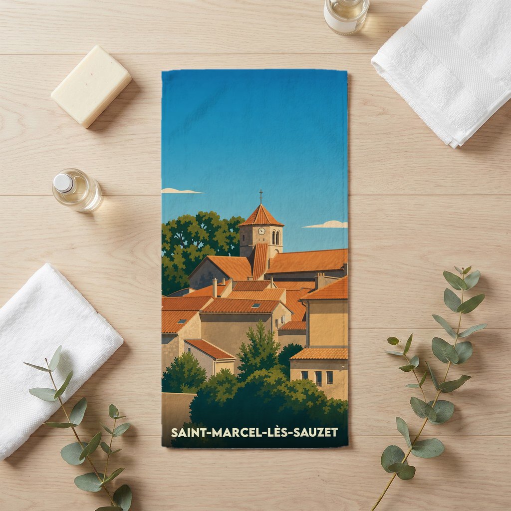Serviette de bain souvenir de la ville de Saint-Marcel-lès-Sauzet avec une illustration stylisée.