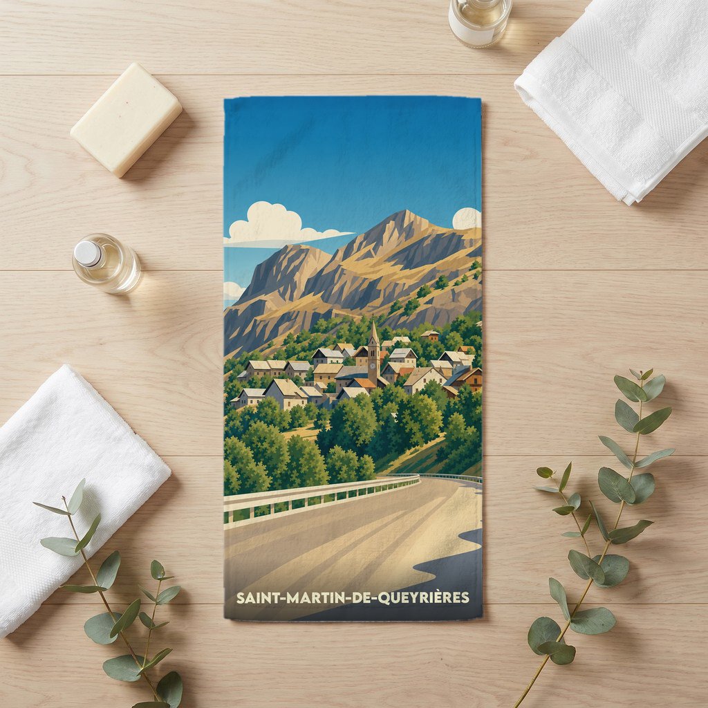 Serviette de bain souvenir de Saint-Martin-de-Queyrières avec une illustration stylisée du village et des montagnes.