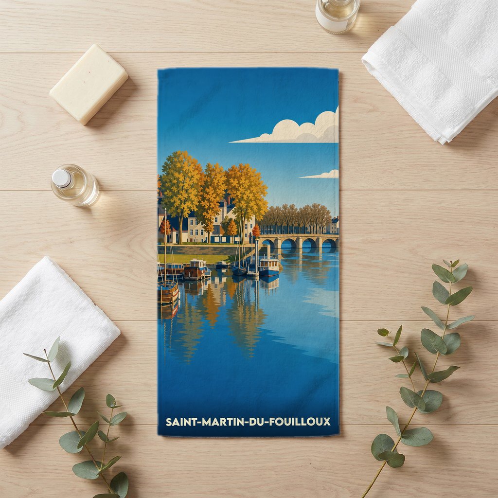 Serviette de bain souvenir de Saint-Martin-du-Fouilloux avec une illustration stylisée d'un port fluvial en automne.