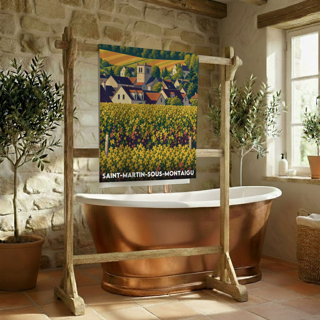 Serviette de bain souvenir de la ville de Saint-Martin-sous-Montaigu avec une illustration stylisée.