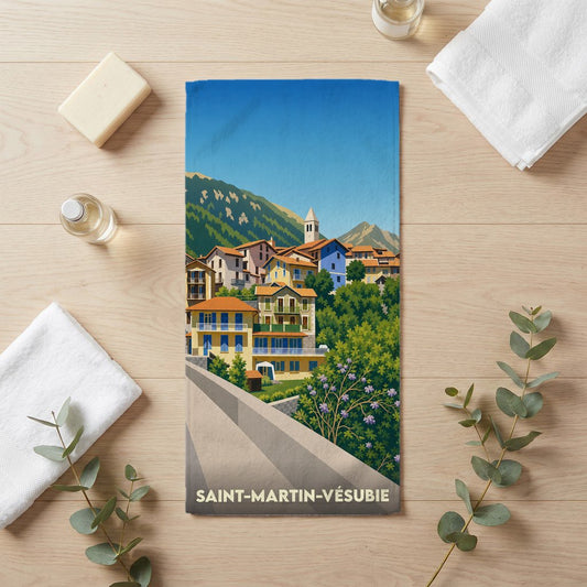 Serviette de bain souvenir de Saint-Martin-Vésubie avec une illustration stylisée du village et de ses montagnes.