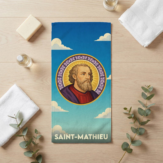 Serviette de bain souvenir de Saint-Mathieu ornée d'une illustration stylisée du saint éponyme.