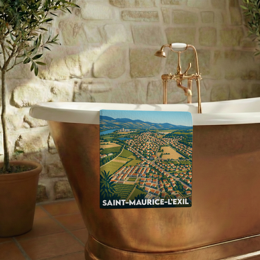 Serviette de bain souvenir de la ville de Saint-Maurice-l'Exil avec une illustration stylisée vue du ciel.