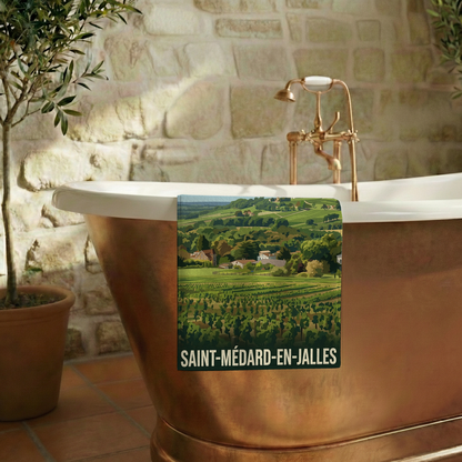 Serviette de bain souvenir de la ville de Saint-Médard-en-Jalles avec une illustration stylisée de paysage.
