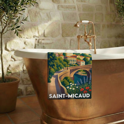 Serviette de bain souvenir de la ville de Saint-Micaud avec une illustration stylisée.
