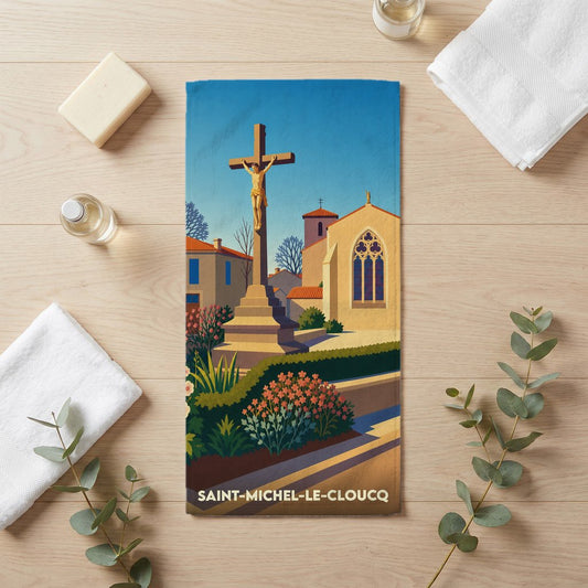 Serviette de bain souvenir de Saint-Michel-le-Cloucq illustrée d'un calvaire et d'une église dans un style vintage.
