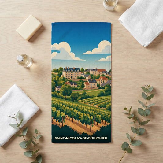 Serviette de bain souvenir de Saint-Nicolas-de-Bourgueil illustrée d'un paysage de vignobles et de maisons de village.