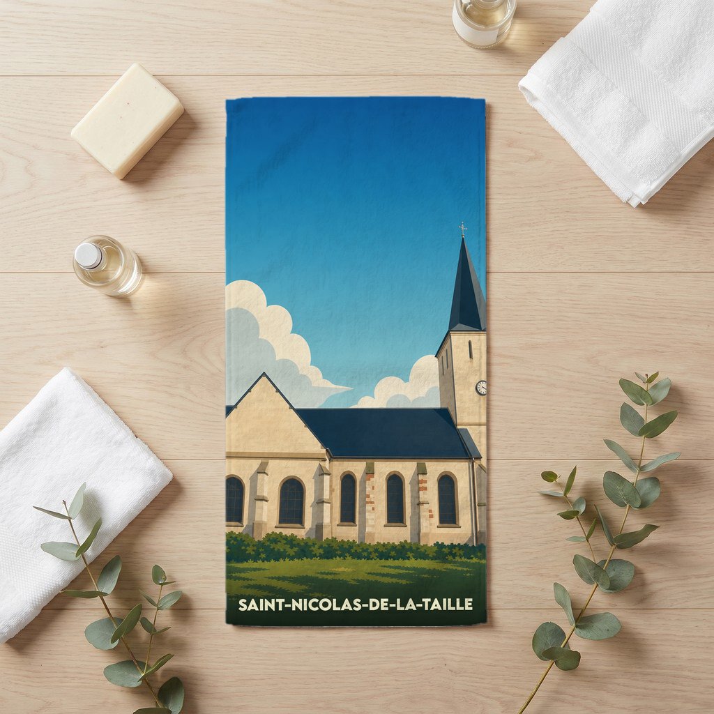 Serviette souvenir de Saint-Nicolas-de-la-Taille avec une illustration stylisée de son église sous un ciel bleu.