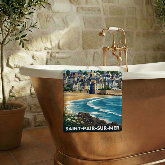 Serviette de bain souvenir de la ville de Saint-Pair-sur-Mer avec une illustration stylisée du bord de mer.