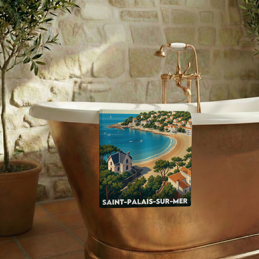 Serviette de bain souvenir de Saint-Palais-sur-Mer ornée d'une illustration stylisée de son paysage côtier.