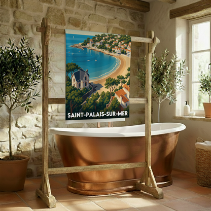 Serviette de bain souvenir de Saint-Palais-sur-Mer avec une illustration stylisée de son paysage côtier.