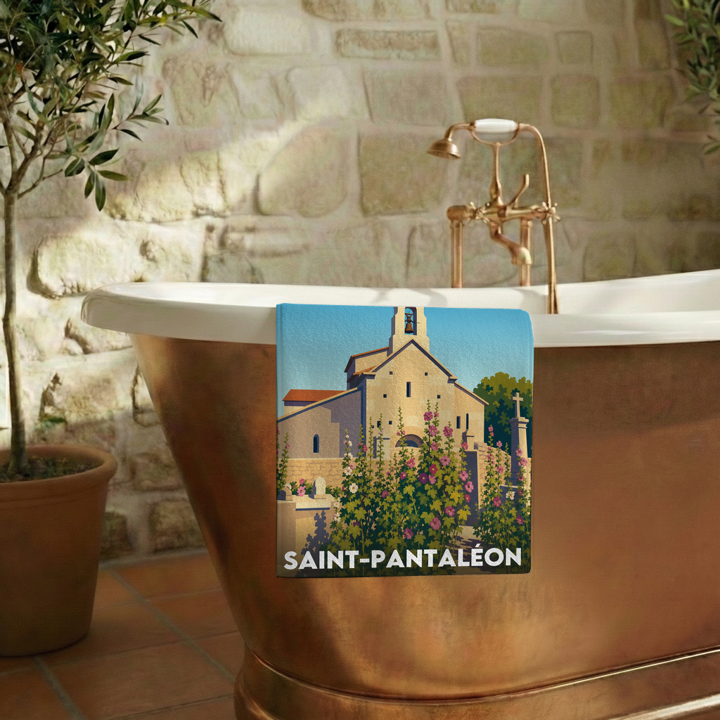 Serviette de bain souvenir de la ville de Saint-Pantaléon avec une illustration stylisée de son église.