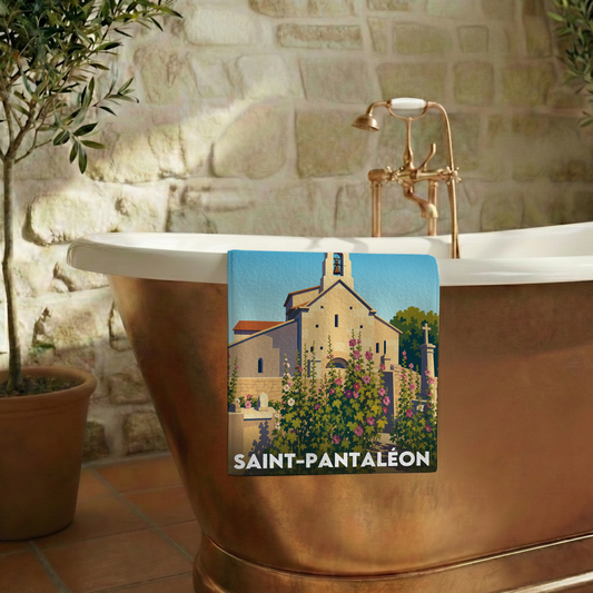 Serviette de bain souvenir de la ville de Saint-Pantaléon avec une illustration stylisée de son église.