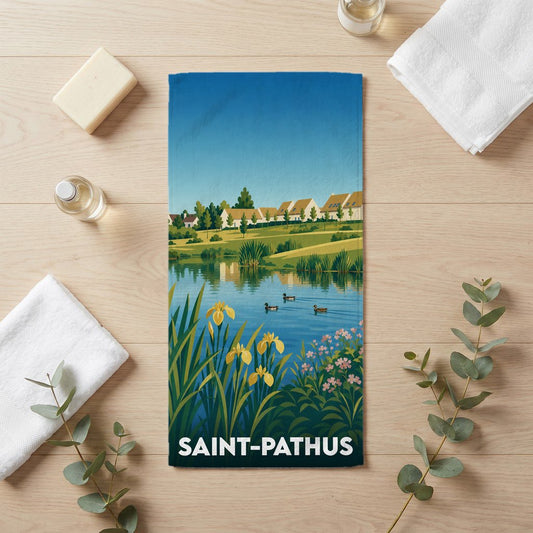Serviette de bain souvenir de la ville de Saint-Pathus avec une illustration stylisée d'un paysage lacustre.