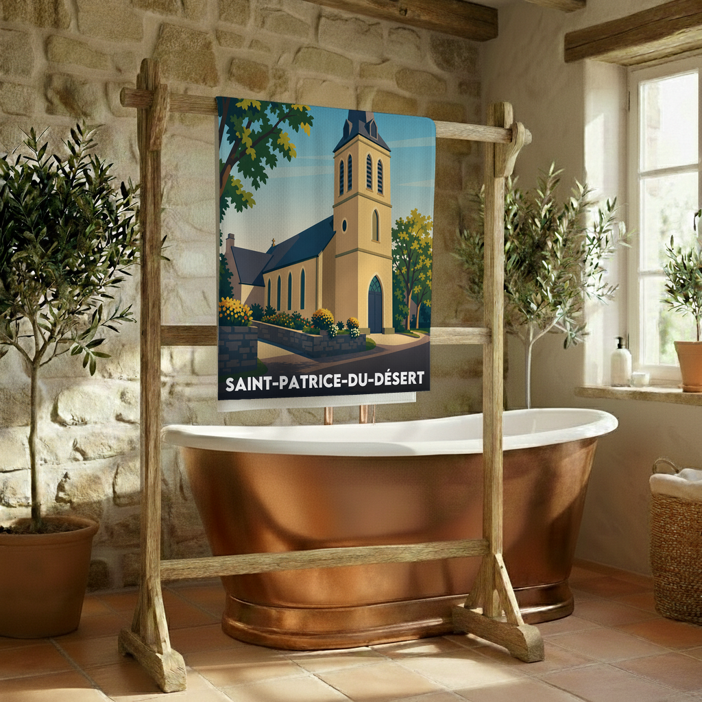 Serviette de bain souvenir de la ville de Saint-Patrice-du-Désert avec une illustration stylisée de son église.