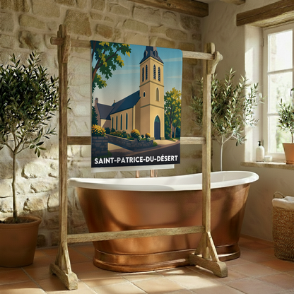Serviette de bain souvenir de la ville de Saint-Patrice-du-Désert avec une illustration stylisée de son église.
