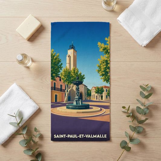 Serviette de bain souvenir de Saint-Paul-et-Valmalle avec une illustration stylisée de sa place principale.