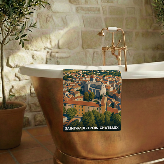 Serviette de bain souvenir de la ville de Saint-Paul-Trois-Châteaux avec une illustration stylisée.