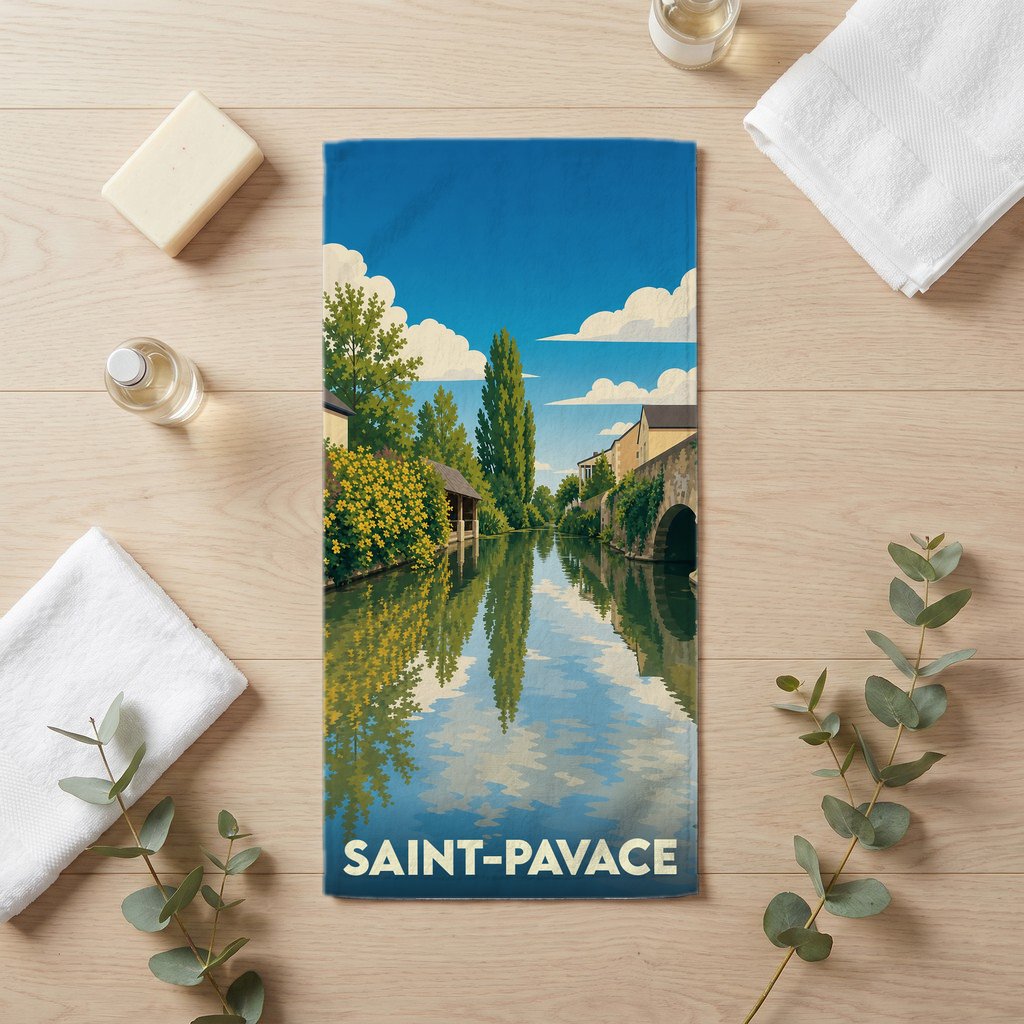 Serviette de bain souvenir de la ville de Saint-Pavace illustrant un canal paisible bordé de verdure.