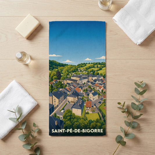 Serviette de bain souvenir de Saint-Pé-de-Bigorre avec une illustration panoramique de la ville.
