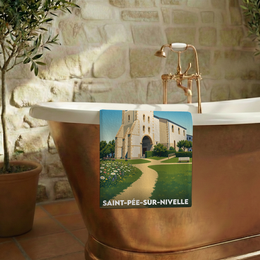 Serviette de bain souvenir de Saint-Pée-sur-Nivelle illustrant une église et son jardin.