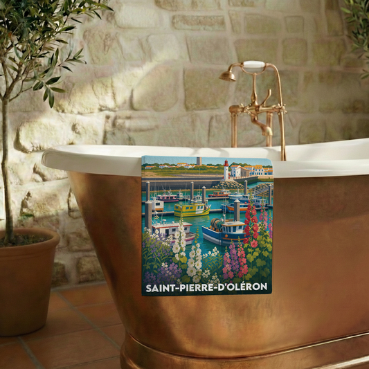 Serviette de bain souvenir de Saint-Pierre-d'Oléron avec une illustration colorée du port de pêche.