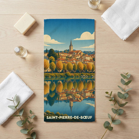 Serviette de bain souvenir de Saint-Pierre-de-Bœuf illustrant la ville et son reflet dans l'eau.