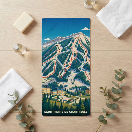 Serviette de bain souvenir de Saint-Pierre-de-Chartreuse illustrée d'un plan des pistes de ski de la station.