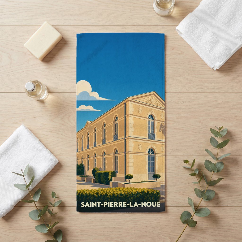 Serviette de bain souvenir de la ville de Saint-Pierre-La-Noue avec une illustration stylisée d'un bâtiment historique.