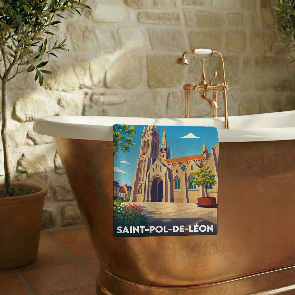 Serviette de bain souvenir de la ville de Saint-Pol-de-Léon illustrée d'une cathédrale stylisée.