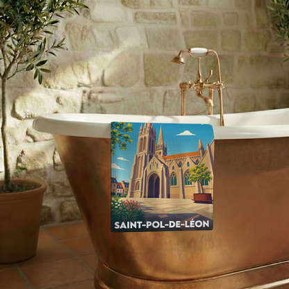 Serviette de bain souvenir de la ville de Saint-Pol-de-Léon illustrée d'une cathédrale stylisée.