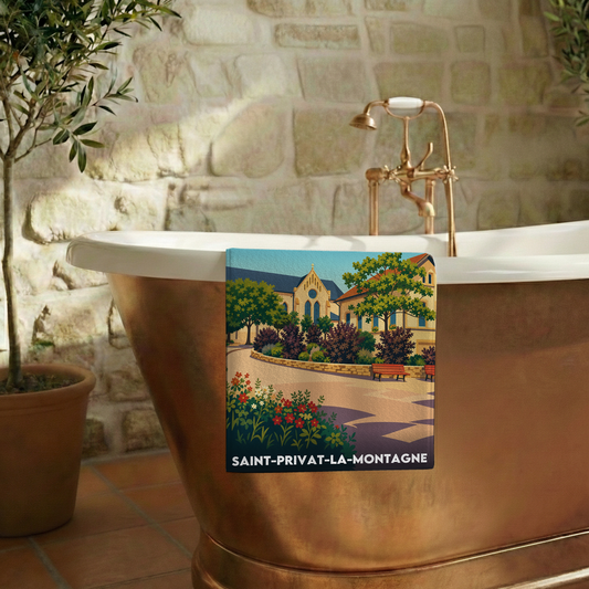 Serviette de bain souvenir de la ville de Saint-Privat-la-Montagne avec une illustration stylisée.