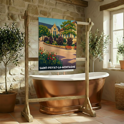 Serviette de bain souvenir de la ville de Saint-Privat-la-Montagne avec une illustration stylisée.