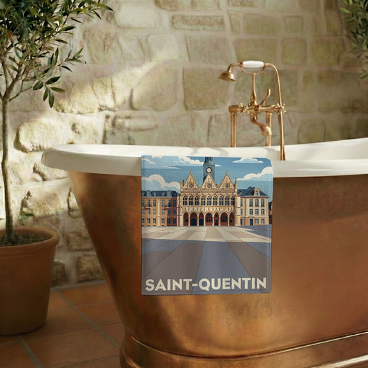 Serviette de bain souvenir de la ville de Saint-Quentin avec une illustration stylisée de son hôtel de ville.