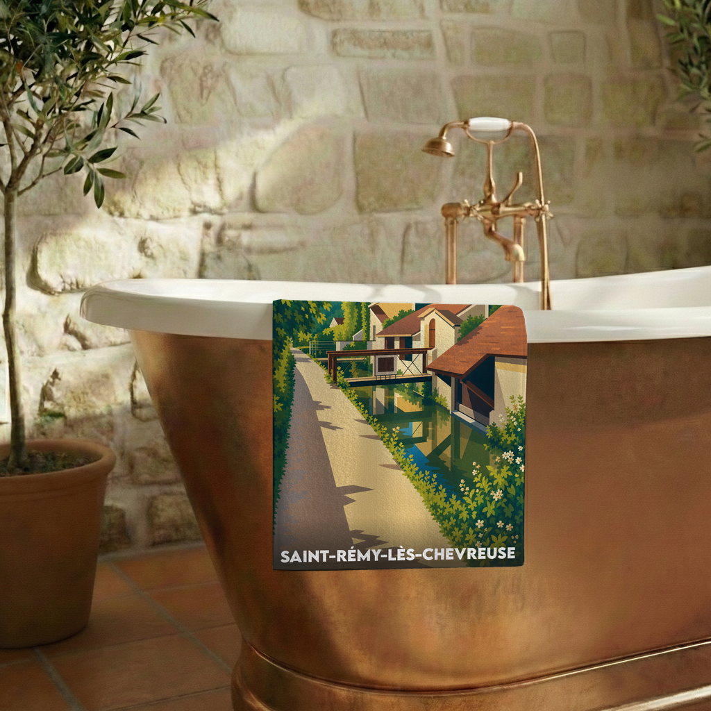 Serviette de bain souvenir de Saint-Rémy-lès-Chevreuse avec une illustration stylisée d'un canal et de maisons anciennes.