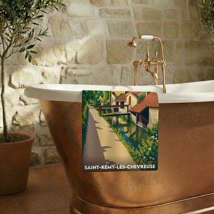 Serviette de bain souvenir de Saint-Rémy-lès-Chevreuse avec une illustration stylisée d'un canal et de maisons anciennes.