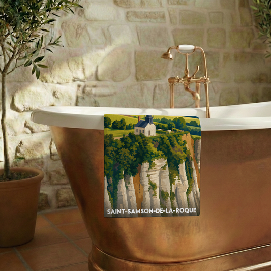 Serviette de bain souvenir de la ville de Saint-Samson-de-la-Roque avec une illustration stylisée d'un phare sur une falaise.