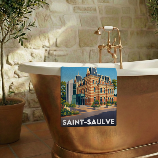 Serviette de bain souvenir de la ville de Saint-Saulve avec une illustration stylisée d'un bâtiment en briques.