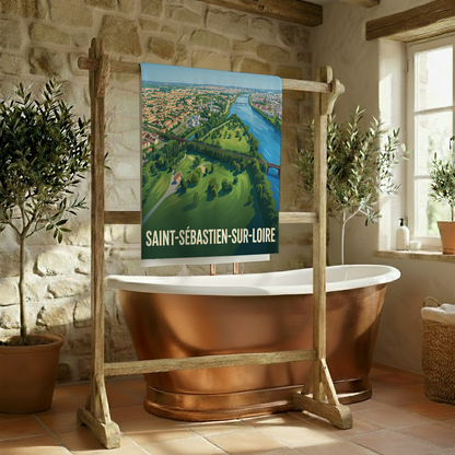 Serviette de bain souvenir de la ville de Saint-Sébastien-sur-Loire avec une illustration stylisée.