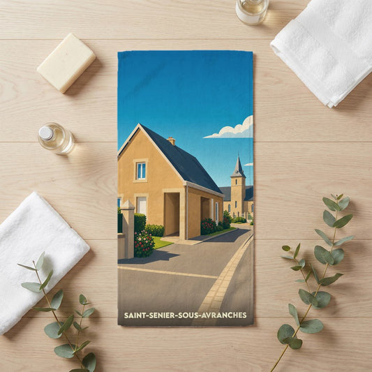 Serviette de bain souvenir de la ville de Saint-Senier-sous-Avranches avec une illustration stylisée d'une rue typique.