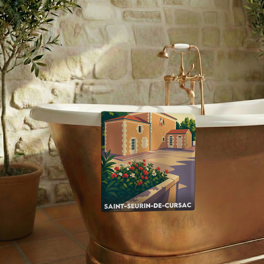 Serviette de bain souvenir de la ville de Saint-Seurin-de-Cursac avec une illustration stylisée.