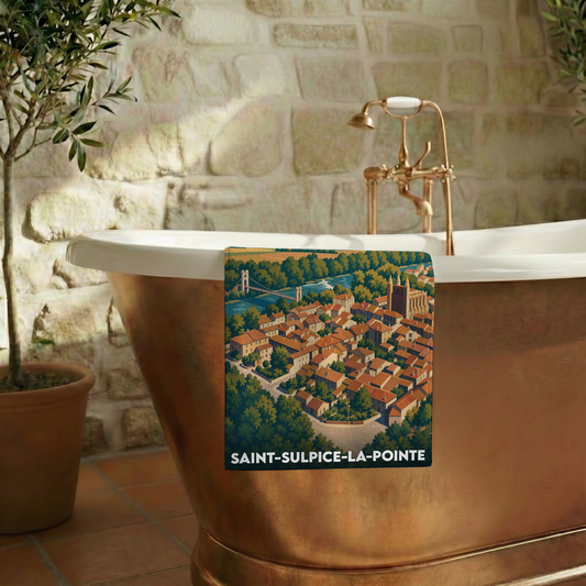 Serviette de bain souvenir de la ville de Saint-Sulpice-la-Pointe avec une illustration panoramique stylisée.